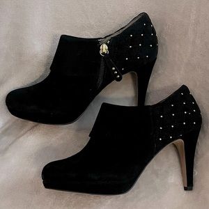 NWT Adrienne Vittadini faux suede booties